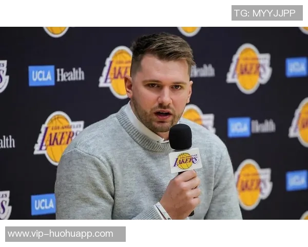 日本性感女星昨日现身湖人主场穿东契奇球衣引发热议