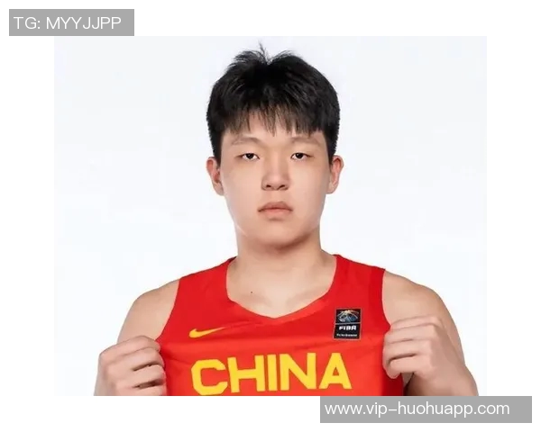 杨瀚森背粉色小书包启程湾区NBA首秀即将开启