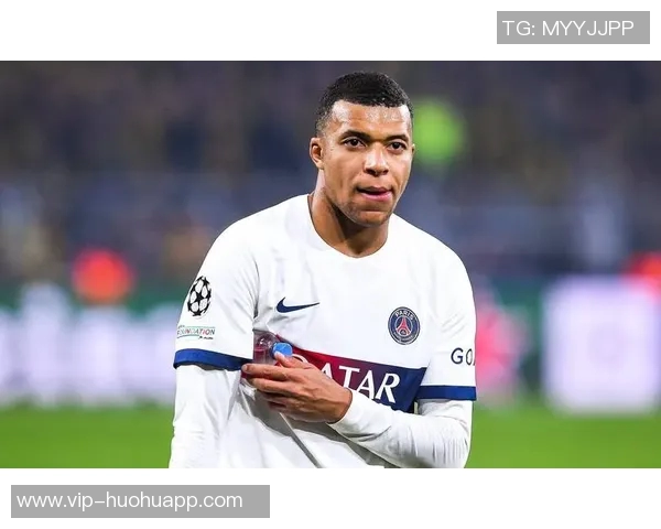 小姆巴佩绝平巴黎后模仿姆巴佩庆祝动作姆总在看台笑逐颜开