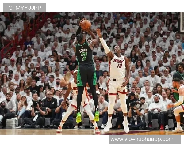 杰伦布朗全能表现15投6中斩获25分8篮板7助攻罚球命中率高达92